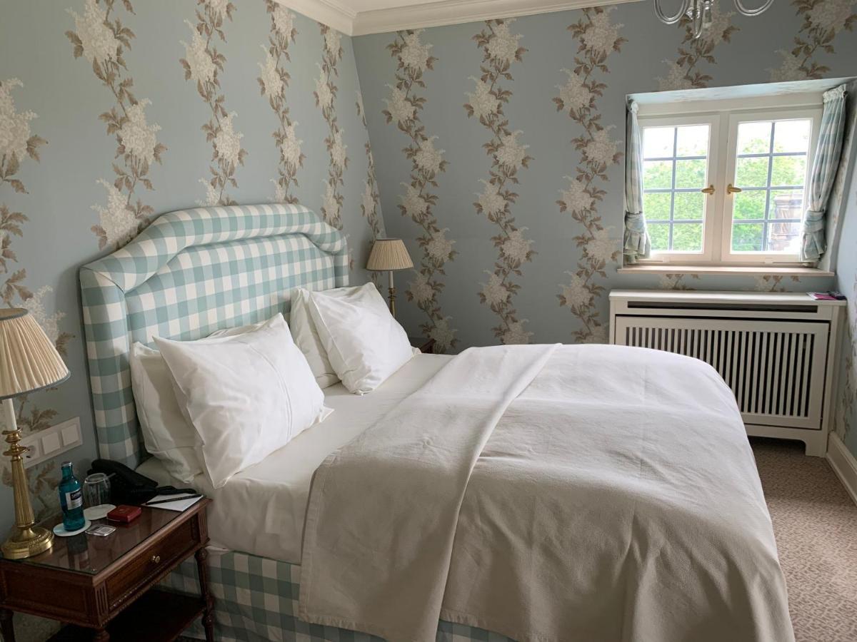 Schlosshotel Kronberg - Hotel Frankfurt Kronberg im Taunus Esterno foto A bedroom at the hotel