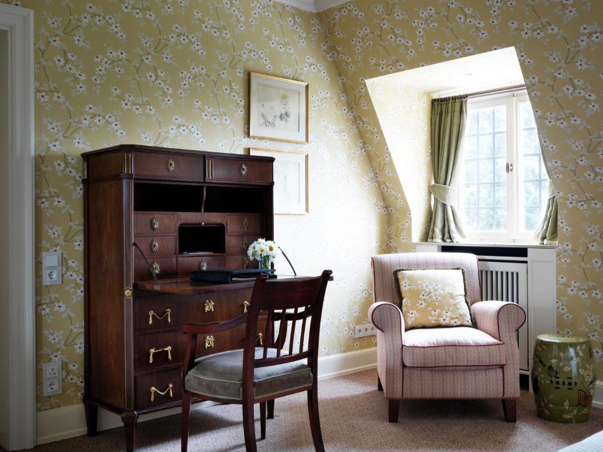 Schlosshotel Kronberg - Hotel Frankfurt Kronberg im Taunus Esterno foto A room at the hotel