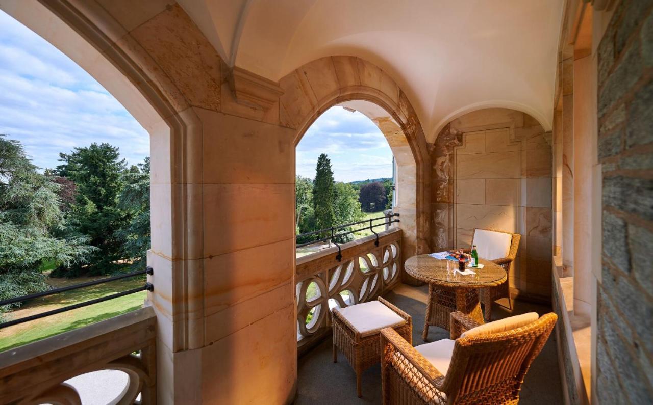 Schlosshotel Kronberg - Hotel Frankfurt Kronberg im Taunus Esterno foto A balcony at the hotel
