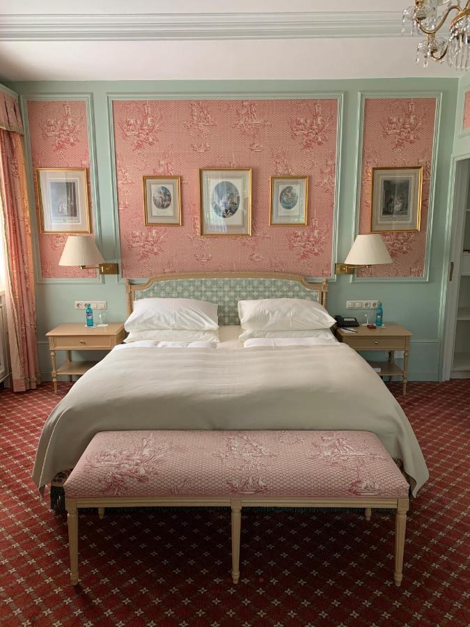 Schlosshotel Kronberg - Hotel Frankfurt Kronberg im Taunus Esterno foto A bedroom at the hotel