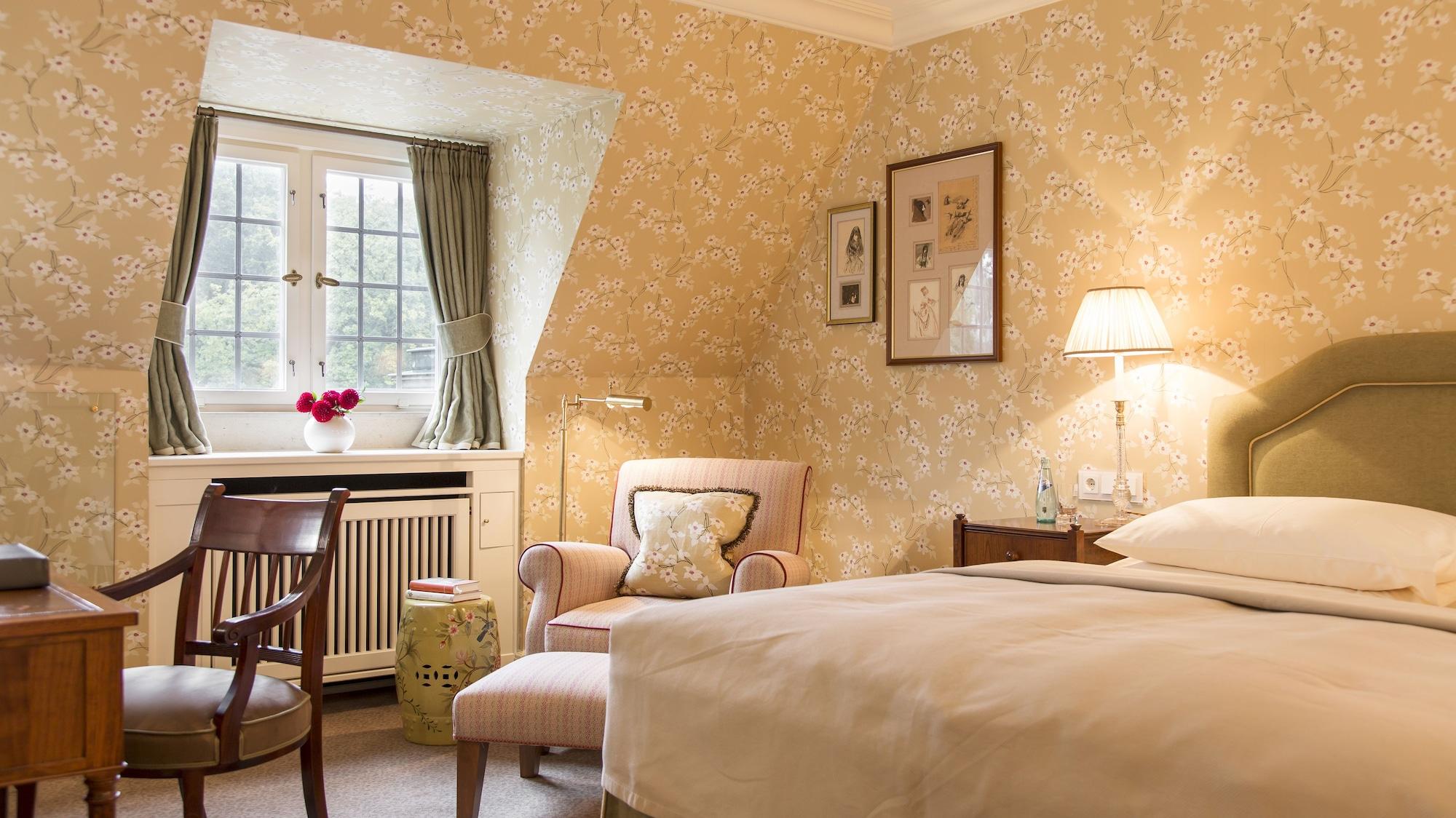 Schlosshotel Kronberg - Hotel Frankfurt Kronberg im Taunus Esterno foto A room at the hotel