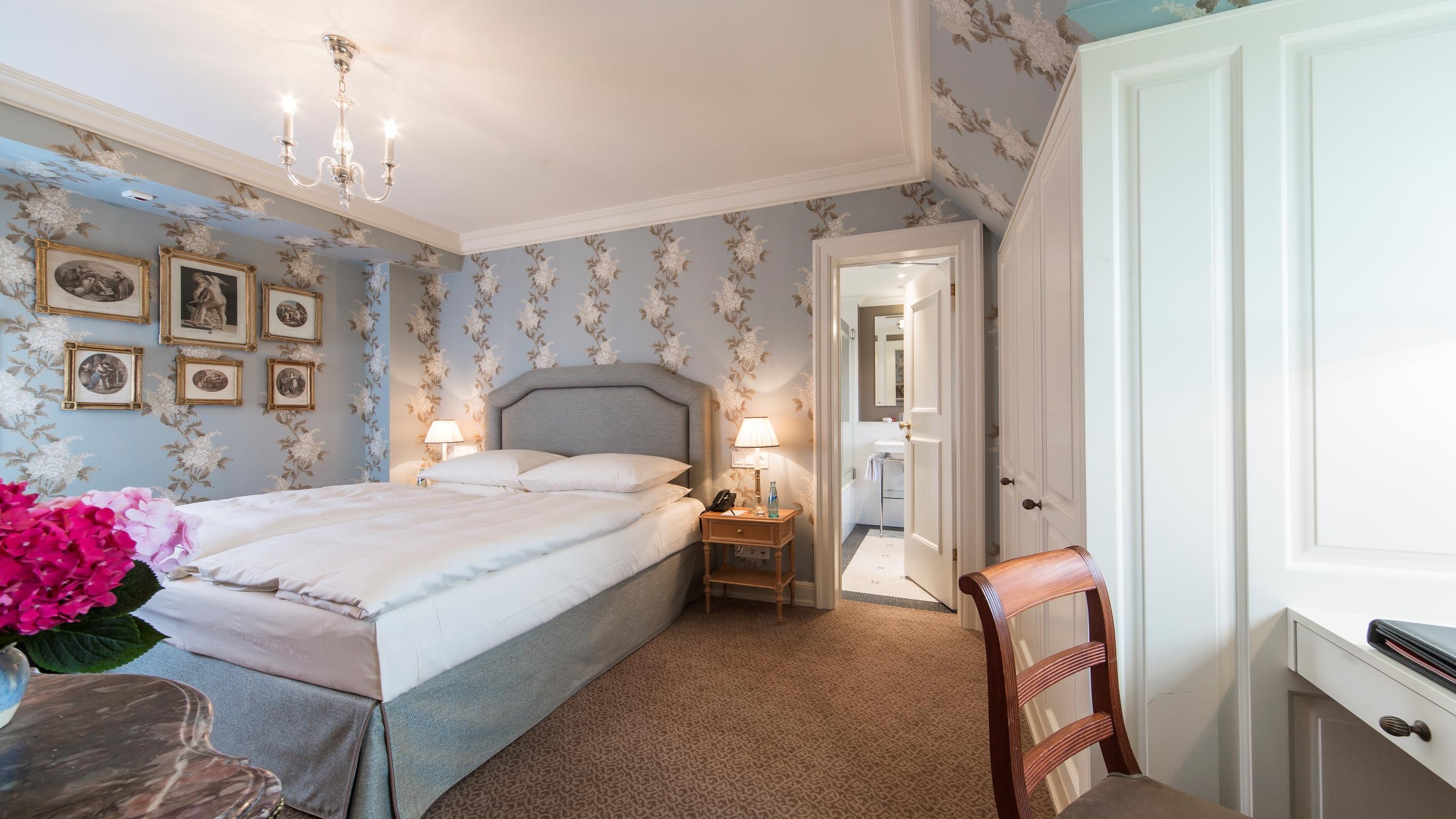 Schlosshotel Kronberg - Hotel Frankfurt Kronberg im Taunus Esterno foto A bedroom at the hotel