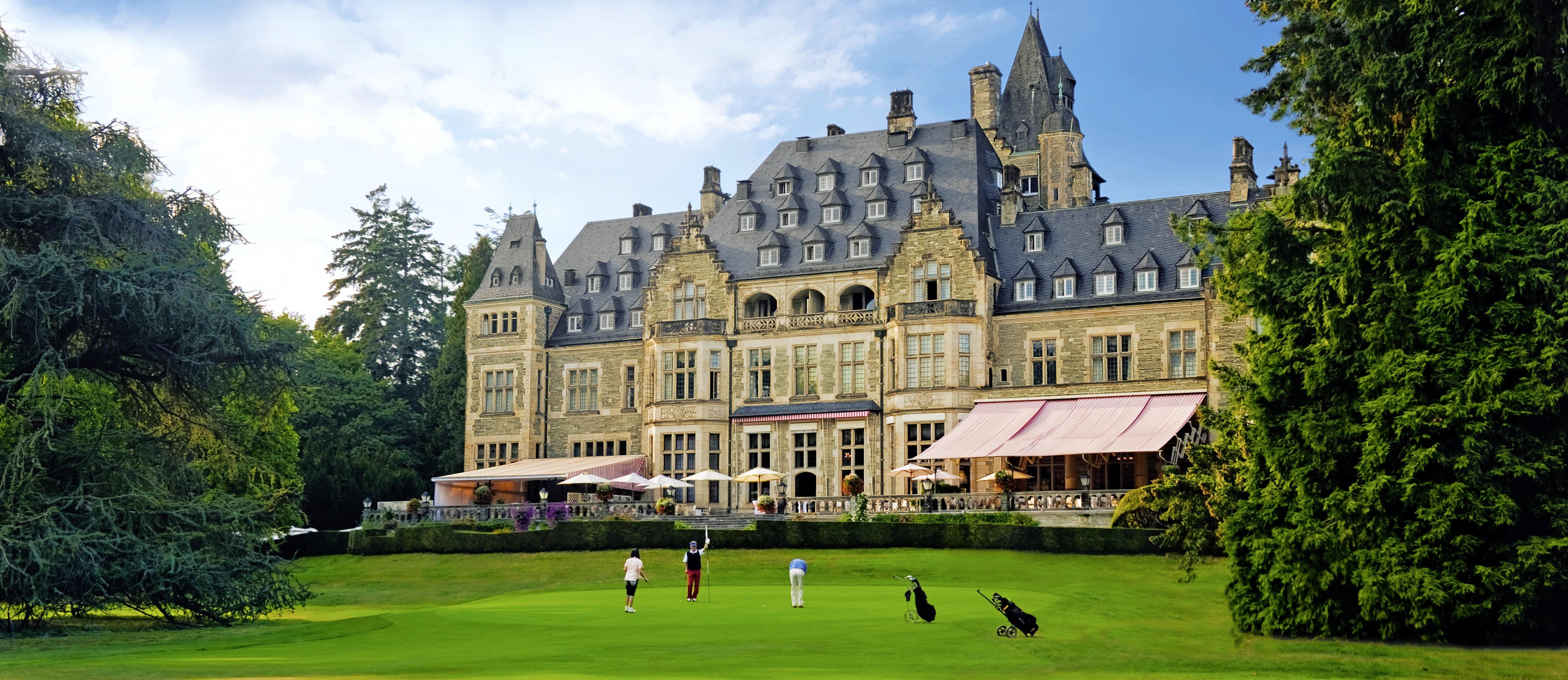 Schlosshotel Kronberg - Hotel Frankfurt Kronberg im Taunus Esterno foto Golfers at the 18th green