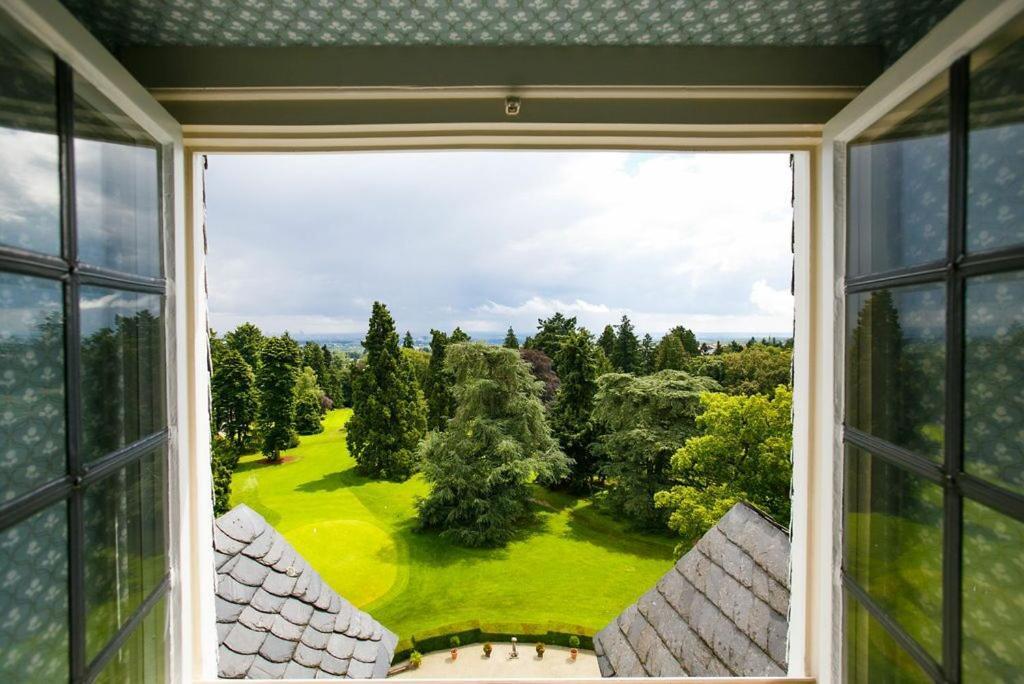 Schlosshotel Kronberg - Hotel Frankfurt Kronberg im Taunus Esterno foto View from the window of the house