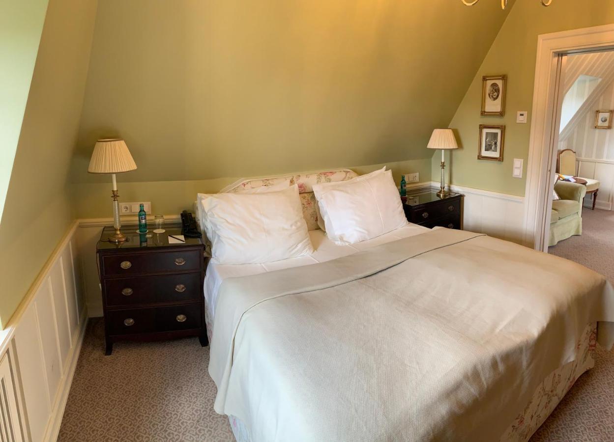 Schlosshotel Kronberg - Hotel Frankfurt Kronberg im Taunus Esterno foto A bedroom at the Inn