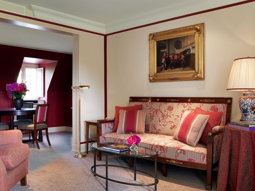 Schlosshotel Kronberg - Hotel Frankfurt Kronberg im Taunus Esterno foto A suite at the hotel