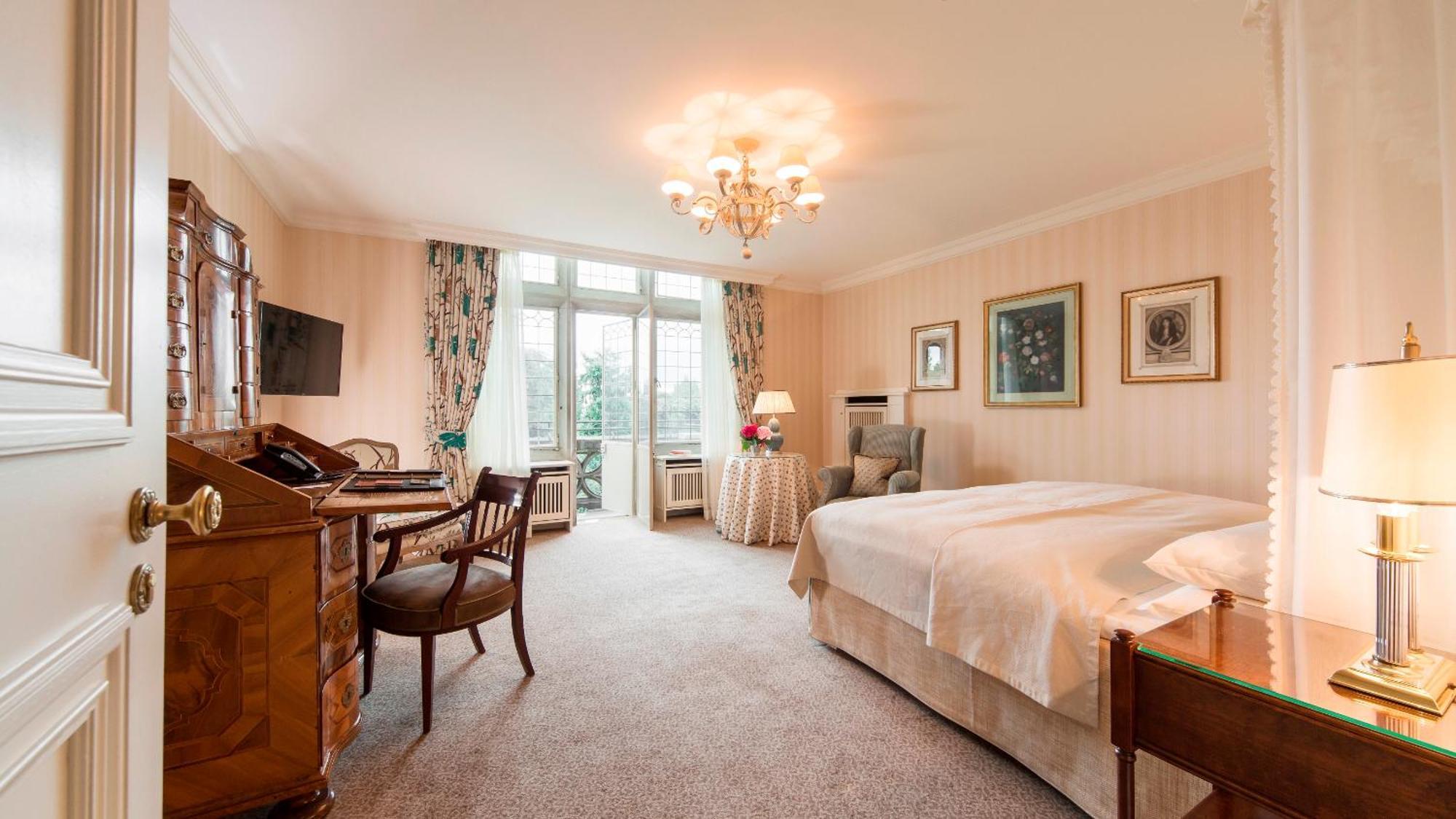 Schlosshotel Kronberg - Hotel Frankfurt Kronberg im Taunus Esterno foto A room at the hotel
