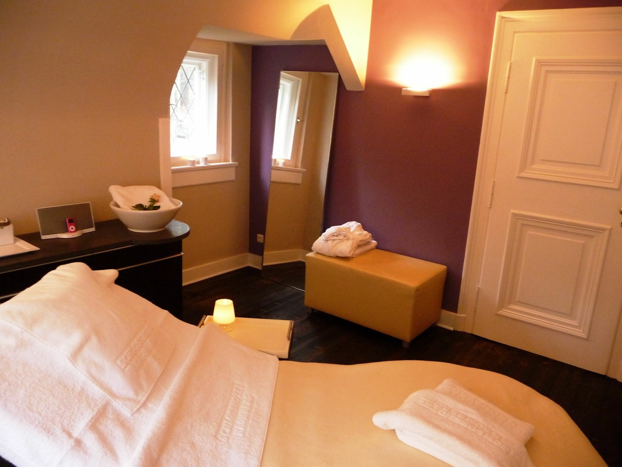 Schlosshotel Kronberg - Hotel Frankfurt Kronberg im Taunus Esterno foto A treatment room at a spa